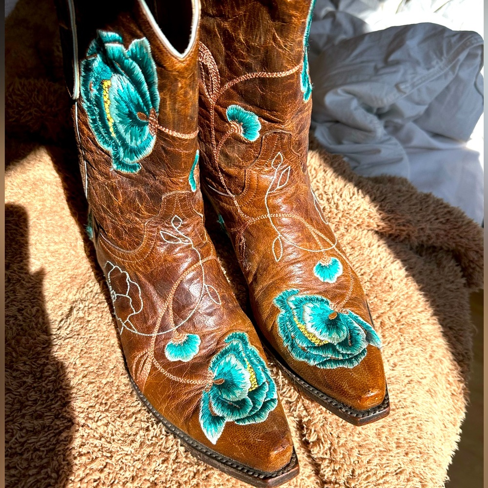 Old Gringo embroidered turq mid boots.